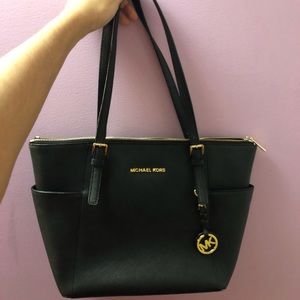 MICHAEL KORS DESIGNER BLACK AND GOLD HANDBAG